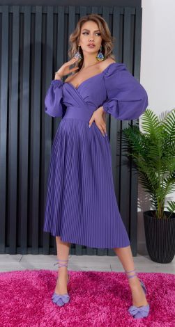 Dress pleated with a beautiful neckline