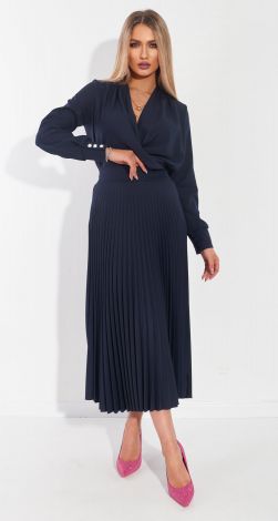 Elegant suit with a pleated skirt