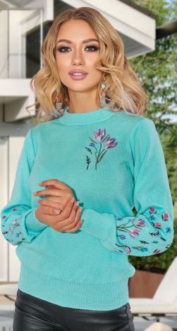 Красивий светр з вишивкою великий розмір