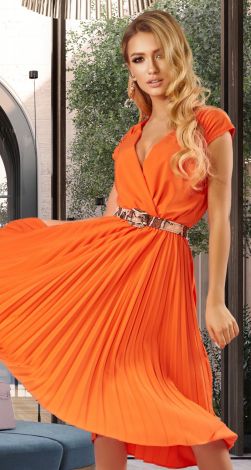 Beautiful pleated dress without sleeves and with a sole skirt
