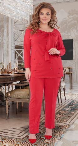 Comfortable suit with large pearls