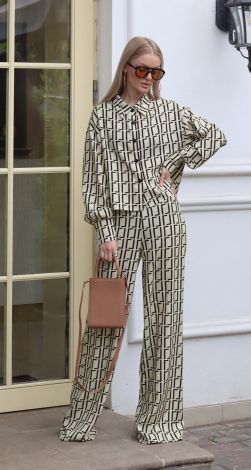 Trouser suit with a shirt
