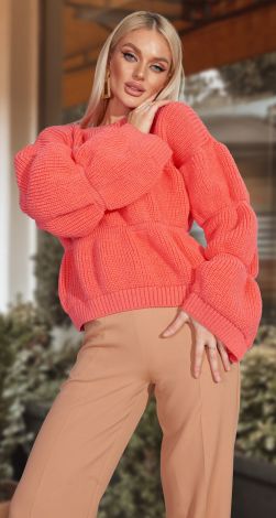 Модный яркий свитер