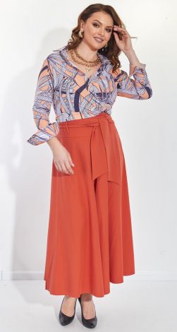 Trouser suit with blouse