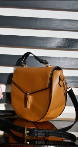 Красивая сумочка модной формы