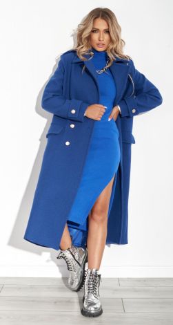 Laconic coat with beautiful accessories