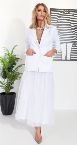 Elegant white pleated suit