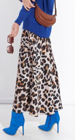 Oblique skirt with a fashionable print