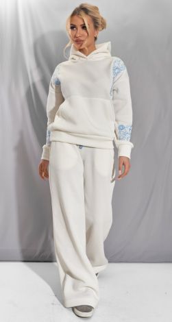 Cozy suit with embroidery