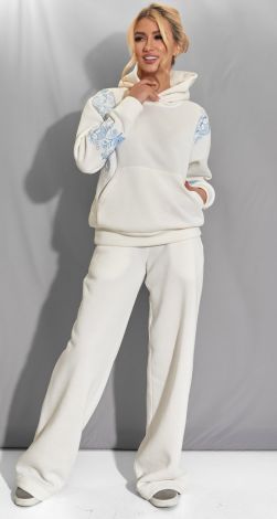 Cozy suit with embroidery