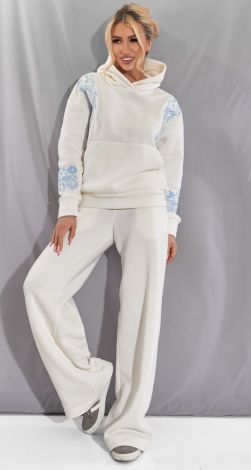Cozy suit with embroidery