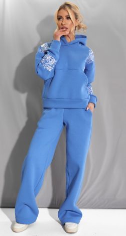 Cozy suit with embroidery