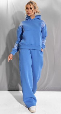 Cozy suit with embroidery