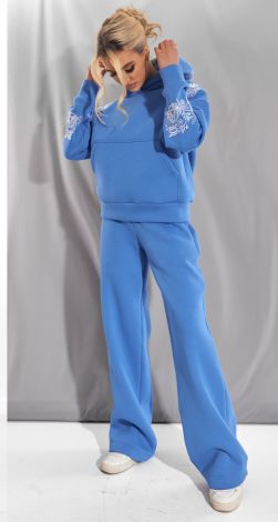 Cozy suit with embroidery