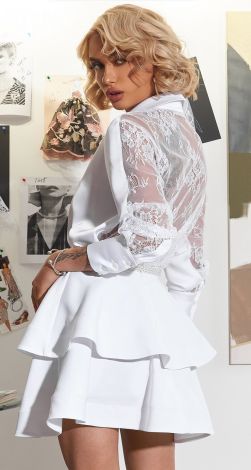 Красивий білий костюм