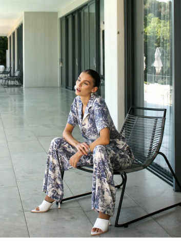 Костюмы женские