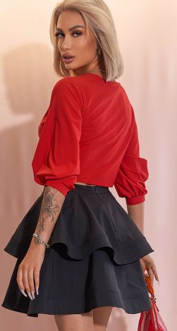 Красива червона блузка