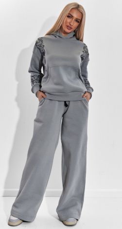 Затишний костюм із вішивкою