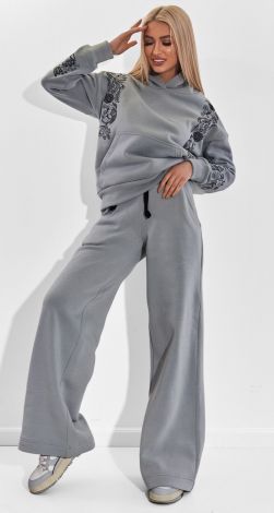 Затишний костюм із вішивкою