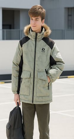 Зимова куртка для хлопчика з хутром, що відстібається на капюшоні.