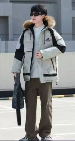 Зимова куртка для хлопчика з хутром, що відстібається на капюшоні.