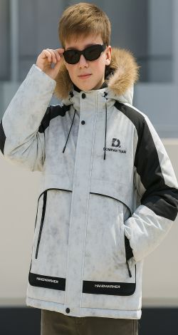 Зимова куртка для хлопчика з хутром, що відстібається на капюшоні.