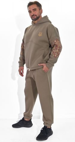 Теплий костюм з українською вишивкою