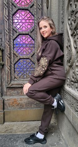 Теплий костюм з українською вишивкою