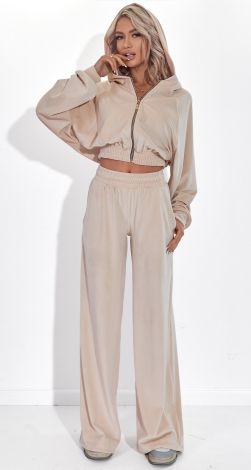 Костюмы женские