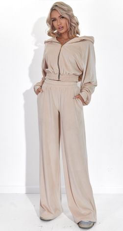 Костюмы женские