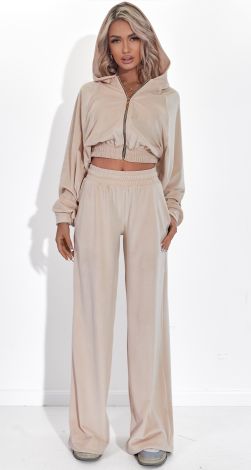 Костюмы женские