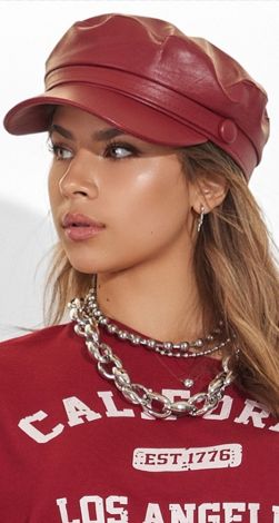 Кепка з екошкіри, що надає образу характеру