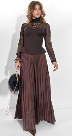 Красивий формуючий корсет у трендовому кольорі.