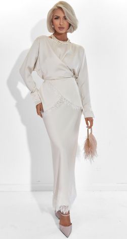 A suit made of eco-silk, falling in love with every movement