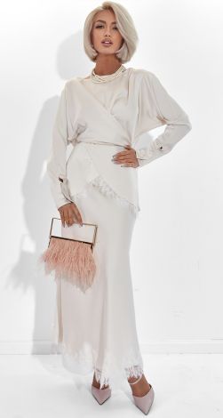 A suit made of eco-silk, falling in love with every movement