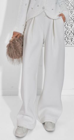 Брюки з преміальної тринитки із густим начісом, які виглядають як елемент подіумного образу.