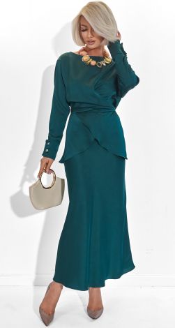 A suit made of eco-silk, falling in love with every movement