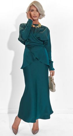 A suit made of eco-silk, falling in love with every movement