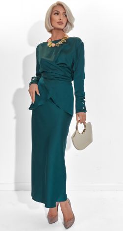 A suit made of eco-silk, falling in love with every movement