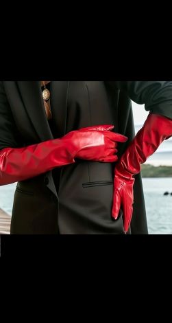 Красные кожаные перчатки