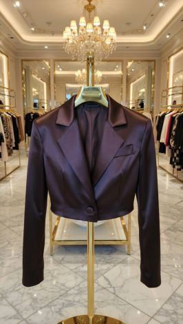 Укороченный пиджак, создающий настроение