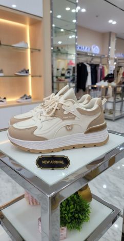 Sneakers made of PU leather that fall in love with themselves