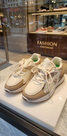 Sneakers made of PU leather that fall in love with themselves
