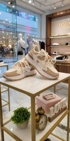 Sneakers made of PU leather that fall in love with themselves