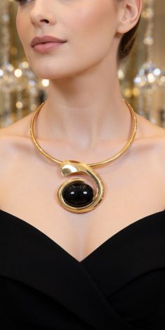 Status necklace with black gloss