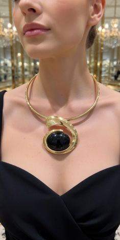 Status necklace with black gloss