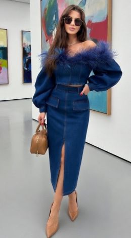 Джинсовый корсет с перьями и юбка-макси