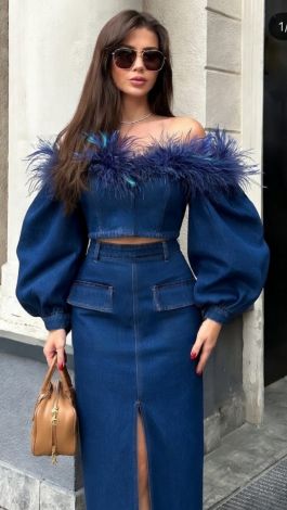 Джинсовый корсет с перьями и юбка-макси