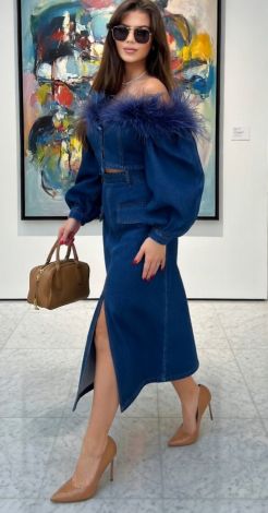 Джинсовый корсет с перьями и юбка-макси