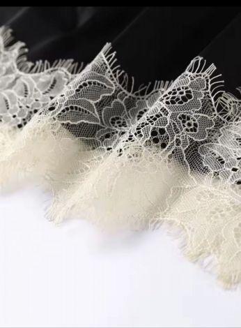 Шелковое платье мини с кружевом